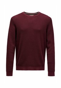 Pull en maille bordeaux à manches longues, col rond, avec un motif texturé et des poignets et un ourlet côtelés, présenté sur fond blanc.