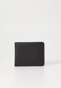 Cartera de cuero negra con una textura suave, diseño delgado y banda elástica. Presenta un logo en relieve en la parte frontal. Estilo minimalista.