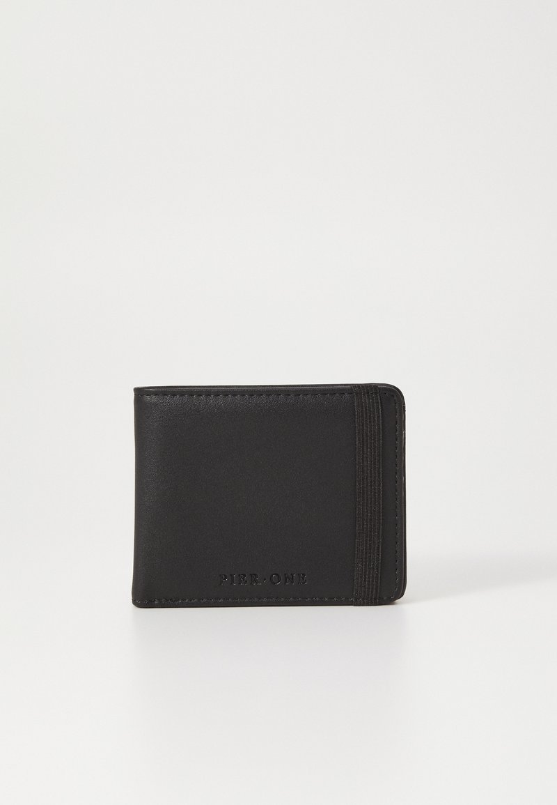 Cartera de cuero negra con una textura suave, diseño delgado y banda elástica. Presenta un logo en relieve en la parte frontal. Estilo minimalista.