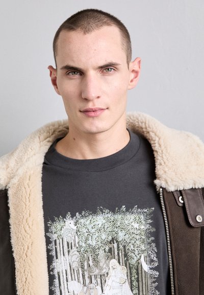 Holzweiler LIFE FAIRYTALE TEE - Μπλουζάκι με στάμπα - dark grey