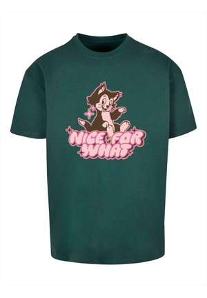 Mørkegrøn bomulds T-shirt med et tegnefilmskattegrafik i brun og teksten "NICE FOR WHAT" i pink, suppleret med glitrende detaljer.
