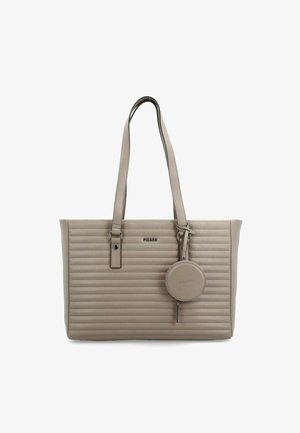 Beige gewatteerde tote bag met twee lange schouderbanden, zilverkleurige hardware en een ronde afneembare muntentas. Opvallend logo-detail aan de voorkant.