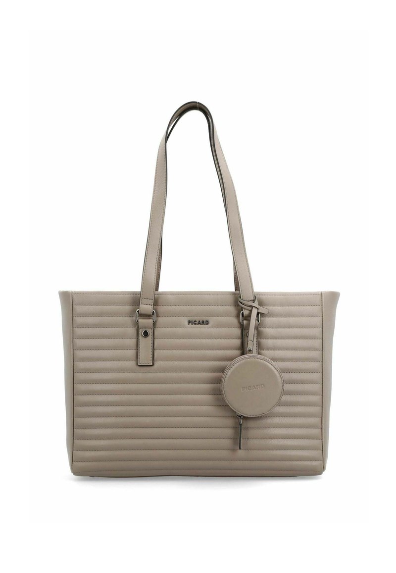 Bolso tote acolchado en color beige con dos asas largas, herrajes plateados y un monedero redondo desmontable. Detalle de logo destacado en la parte frontal.