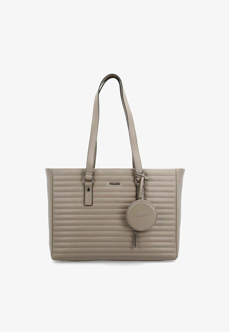 Bolso tote acolchado en color beige con dos asas largas, herrajes plateados y un monedero redondo desmontable. Detalle de logo destacado en la parte frontal.