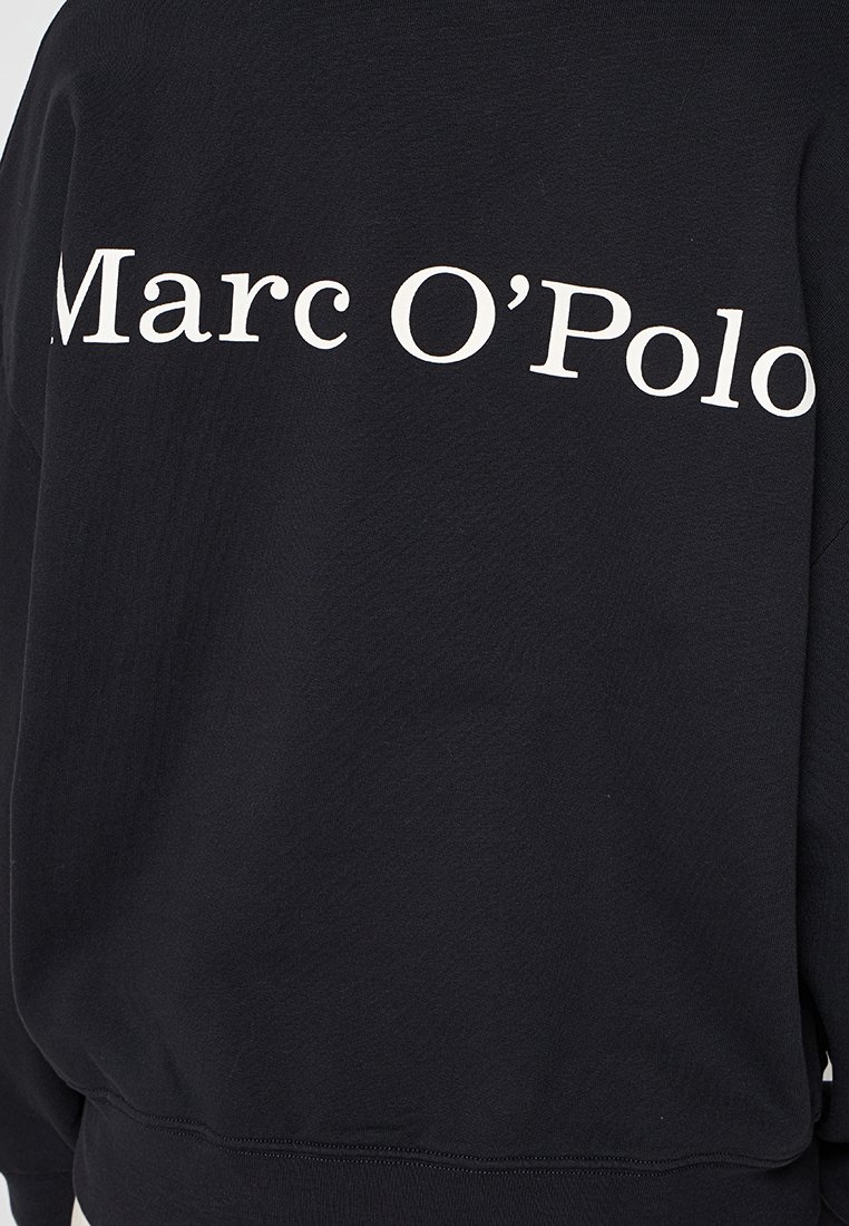 Schwarzer Kapuzenpullover mit großem weißen "Marc O’Polo"-Schriftzug auf dem Rücken. Weicher Stoff mit gerippten Bündchen und Saum.