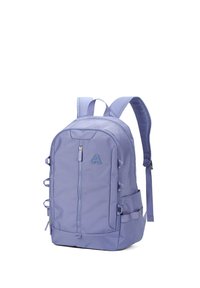 Sac à dos violet de forme rectangulaire, avec des compartiments zippés, des bretelles ajustables, des poches latérales et un accent logo sur le devant.