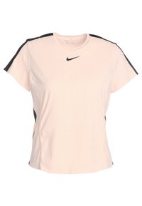 Ljusrosa sport-t-shirt med korta ärmar, svarta axeldetaljer och en svart Nike-logotyp på bröstet. Tillverkad av fuktavvisande tyg.