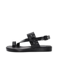 Sandalo in pelle nera con punta aperta, cinturino alla caviglia regolabile, dettaglio circolare in metallo e suola piatta testurizzata. Design semplice e moderno.