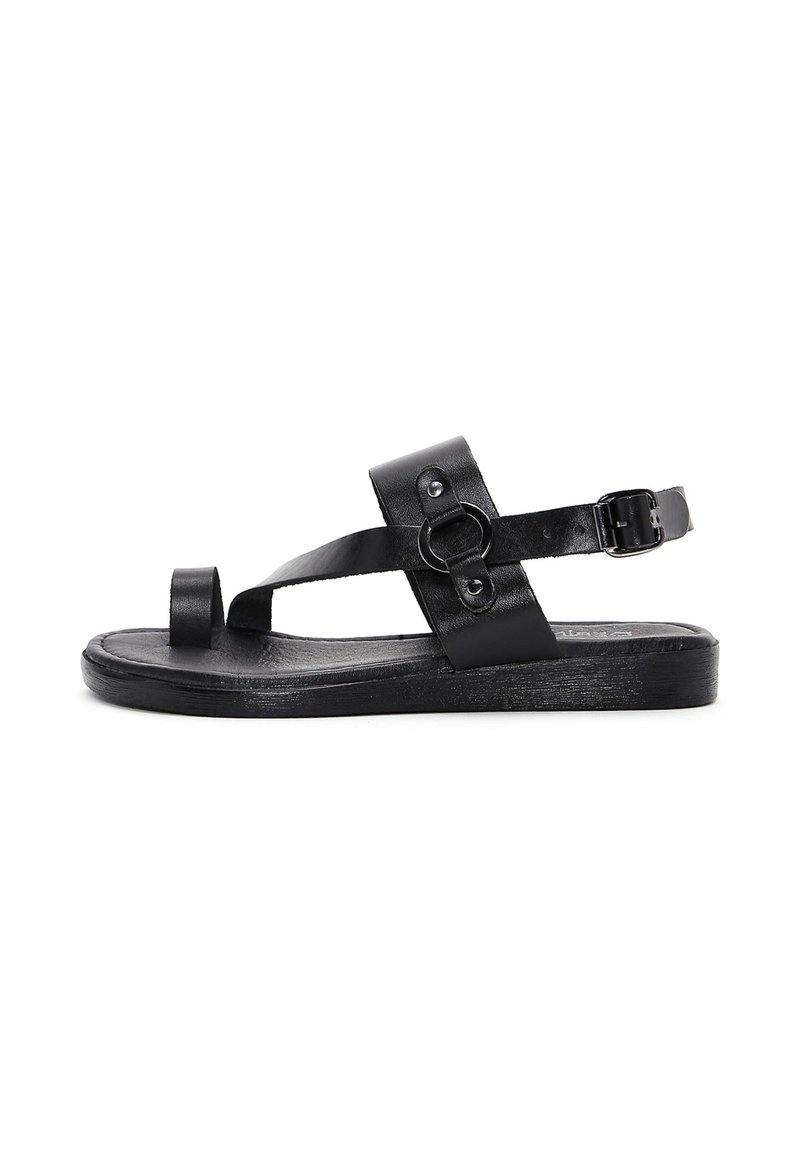 Sandalo in pelle nera con punta aperta, cinturino alla caviglia regolabile, dettaglio circolare in metallo e suola piatta testurizzata. Design semplice e moderno.