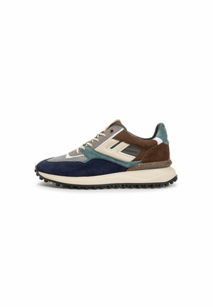 Lage sneaker met een mix van blauw, bruin, grijs en beige suède en mesh, met witte veters en een gestructureerde zwarte zool.