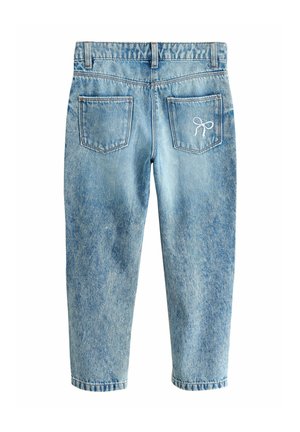Jeans en denim bleu clair avec une finition délavée, jambes droites, et deux poches arrière avec un détail de nœud brodé.