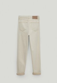 Pantalon en denim beige clair avec une coupe droite, ourlets retroussés, deux poches arrière et un patch en cuir marqué à la taille.