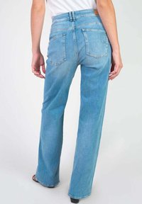 Jean en denim bleu clair taille haute avec une coupe droite, comportant deux poches arrière et une finition texturée classique.