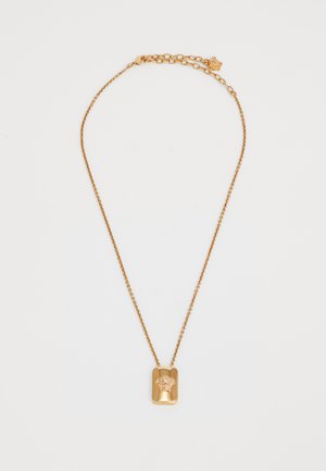 Collier en or avec pendentif rectangulaire présentant un motif en relief de tête de Médusa et un fermoir ajustable avec un petit charme Médusa.