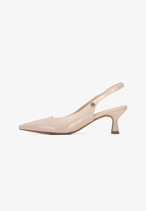 Zapatos de tacón beige de charol con tira trasera, punta puntiaguda y un tacón bajo y acampanado. Presentan un detalle de recorte redondeado y un botón lateral como adorno.