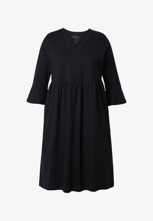 Černé šaty s výstřihem do V, tři čtvrtě zvonovými rukávy a nařaseným pasem, z měkké, lehké látky. Hladká textura, délka ke kolenům.