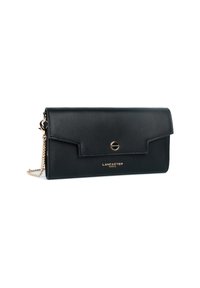 Clutch wallet in pelle nera Lancaster Paris con catena dorata e chiusura a pulsante su sfondo bianco.