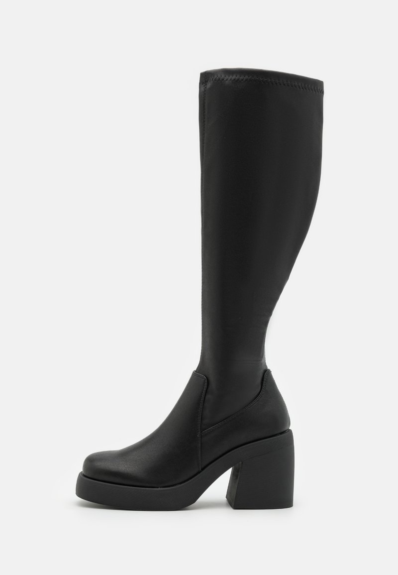 Botas negras hasta la rodilla hechas de material sintético suave, con una suela de plataforma gruesa y un tacón cuadrado grueso, con un diseño elegante.