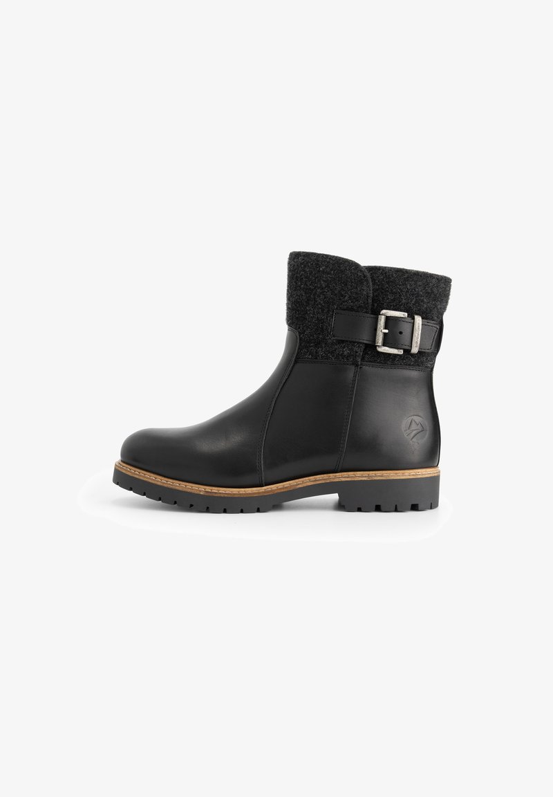 Zwarte leren enkelboot met een getextureerde stoffen manchet, zilveren gespsluiting, bruine zoolrand en rugged rubberen buitenzool, zijaanzicht.
