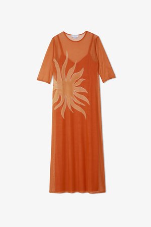 Pitkä oranssi verkomekko lyhyillä hihoilla ja pyöreällä kaula-aukolla, jossa on suuri vaaleankeltainen aurinkgrafiikka edessä.