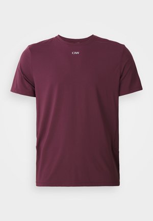 Kurzärmliges sportliches T-Shirt in Kastanienbraun mit Rundhalsausschnitt und kleinem weißen "ICIW"-Logo, das zentriert unter dem Kragen platziert ist.