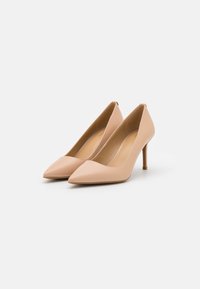 Kehat erkkhargiga kontsad, mis on valmistatud sileda nahast, millel on peen stiletto konts ja lõigatud disain külgedel, luues elegantse silueti.