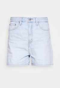 Pantaloni corti in denim azzurro chiaro con vita alta, dotati di passanti per cintura, tasche frontali, zip e orlo leggermente sfilacciato.