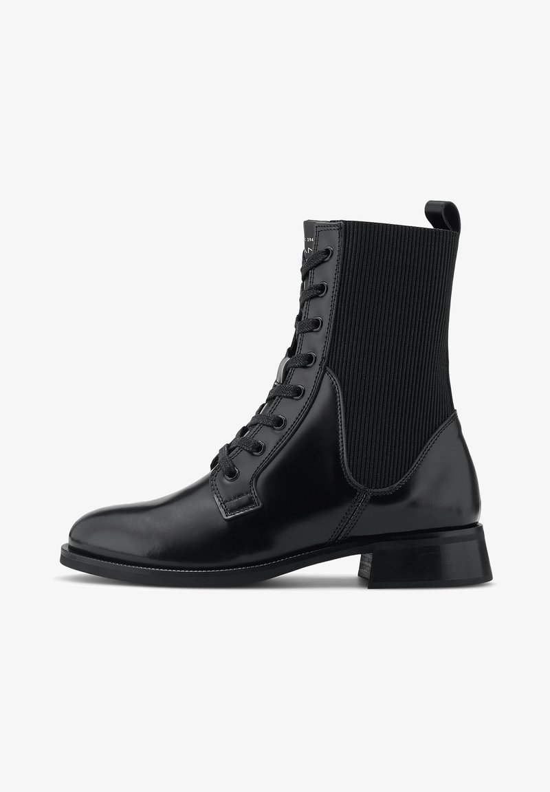 Botín negro hasta el tobillo con acabado de cuero brillante, panel lateral elástico negro texturizado, diseño con cordones y tacón bajo de bloque.