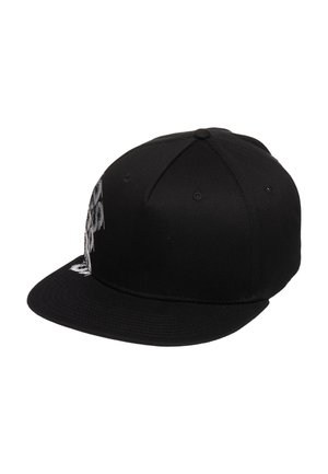Czarna czapka snapback z płaskim daszkiem i białym stylizowanym napisem na przednim lewym panelu, na białym tle.
