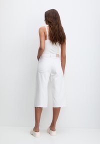 PULL&BEAR Shorts vaqueros - white