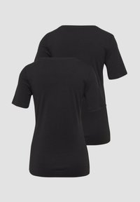 Schwarze Baumwoll-T-Shirts mit rundem Halsausschnitt und kurzen Ärmeln, die eine glatte Textur und eine klassische Passform aufweisen, rücken an Rücken präsentiert.