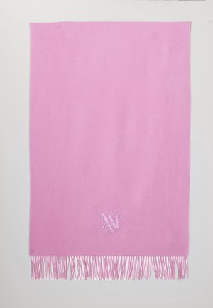 Roze rechthoekige sjaal met franjeranden en een wit geborduurd decoratief monogram vlakbij het onderste midden.