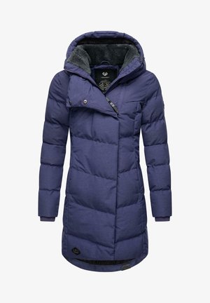Lilla pufferjakke med pelsforet hætte, skrå lukning, quiltet design og ribbede manchetter. Har et logo-patch ved kanten.