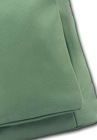 Mintgroene leren handtas met een gladde textuur, gestructureerd ontwerp en hoekige vorm. Heeft een vouw aan de bovenkant en minimale hardware.