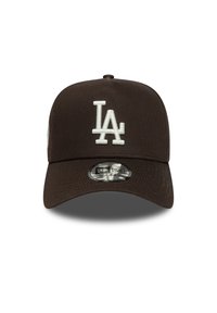 Brauner Baseball-Cap mit weißem LA-Logo, strukturierte Form, gebogener Schirm und verstellbarem Riemen. Der Stoff hat eine glatte Textur.