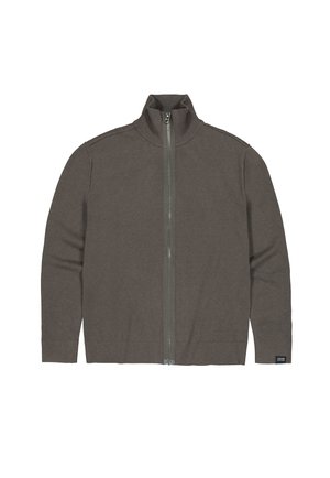 Braune Strickjacke mit vollem Reißverschluss, geripptem Kragen, Bündchen und Saum, flach ausgelegt, mit einem kleinen schwarzen Etikett am unteren Ärmel.