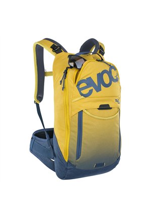 Zaino da trekking giallo e blu con logo "evoc", spallacci imbottiti, cintura in vita, tasca frontale in rete e occhiali da sole agganciati alla cerniera superiore.