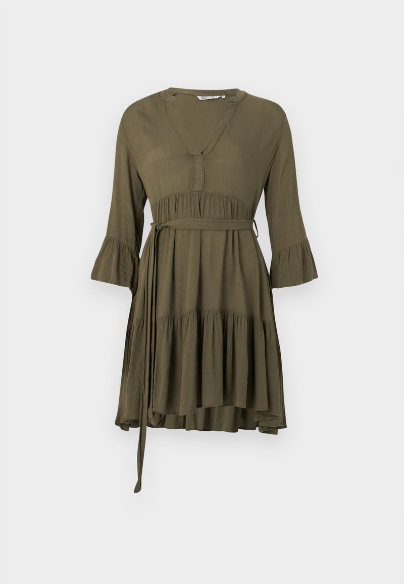 Robe vert olive à manches longues, décolleté en V profond et ourlet froncé. Présente une taille nouée et un tissu texturé pour un effet superposé.