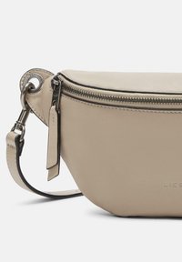 Beige Leder Umhängetasche mit elegantem Design, Reißverschluss, silbernen Hardware-Elementen und einer glatten Textur. Verfügt über einen verstellbaren Tragegurt.