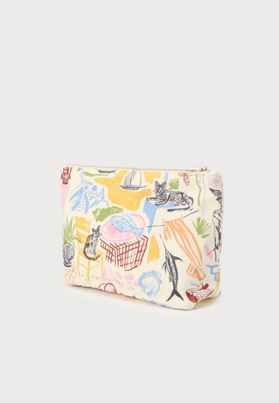 Βαμβακερή καλλυντική θήκη με πολύχρωμο γραφικό σχέδιο που απεικονίζει γάτες, θαλάσσια στοιχεία και φυτά σε κρεμ φόντο. Κλείνει με φερμουάρ.