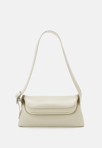 Borsa a spalla di colore crema, con una finitura in pelle liscia e una patta ripiegata, dotata di una singola tracolla regolabile. Presenta dettagli di cucitura discreti.