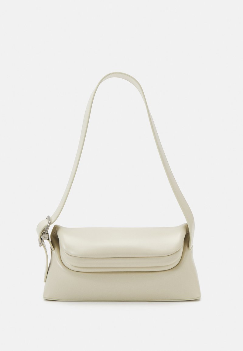 Borsa a spalla di colore crema, con una finitura in pelle liscia e una patta ripiegata, dotata di una singola tracolla regolabile. Presenta dettagli di cucitura discreti.