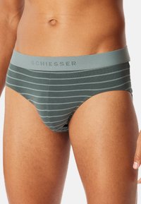 Slip da uomo in cotone verde scuro con strisce orizzontali grigio chiaro. Ampio elastico in vita con logo "SCHIESSER". Design aderente.