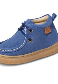 Scarpa in suede blu con cuciture a contrasto in crema, punta rotonda, occhielli metallici e lacci blu. Presenta una suola in gomma naturale e un'etichetta con marchio.