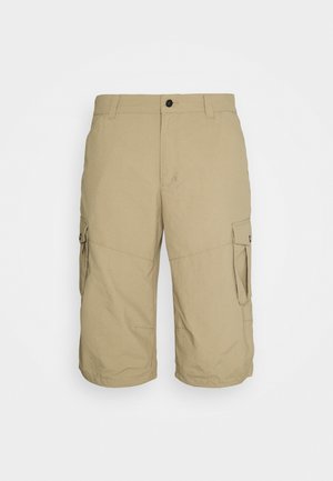 Beige knielange Cargoshorts mit Knopfverschluss, Gürtelschlaufen und Klappentaschen auf jeder Seite.