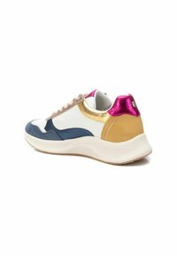 Zapatillas multicolores con malla blanca, detalles en azul marino y dorado, detalles metálicos en rosa y dorado, suela texturizada y cordones planos.