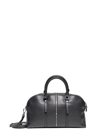 Czarna skórzana torba podróżna z zaokrąglonym wierzchem, podwójnymi uchwytami i odpinanym paskiem na ramię. Posiada srebrne okucia i subtelne teksturowane akcenty.