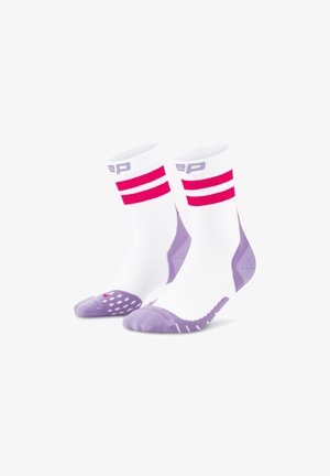 Weiße Sportsocken mit rosa und lila Streifen, ausgestattet mit einer gepolsterten lavendelfarbenen Zehenpartie und strukturierten Punkten auf der Sohle für zusätzlichen Grip.