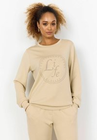 Beige Sweatshirt mit Rundhalsausschnitt, langen Ärmeln und einem zentralen Druckdesign, das das Wort "Life" und dekorativen Text zeigt.