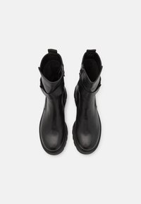 Gabor Comfort Kotníkové boty na platformě - black